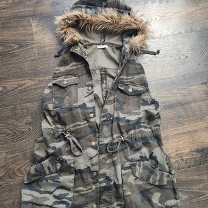 Camo vest with fur lined hood